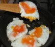 Borsófőzelék - Falapáttal egyesével fordítsd meg a tükörtojásokat!