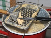 Nokedli - A szaggatás végén kapard le a lapátkáról is a tésztát!