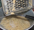 Nokedli - A szaggatás végén kapard le a szaggatóról is a tésztát!