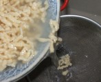 Nokedli - Az átmosott nokedlit szűrd le a tésztaszűrőbe!