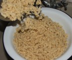 Nokedli - A megmosott nokedlit borítsd a tésztaszűrőből egy tálba!