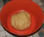 Túrós szelet - Tedd át egy kisebb tálba a tészta-gömböt!