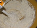 Túrós szelet - Botmixerrel keverd krémesre a vajas túrót!