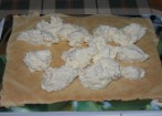 Túrós szelet - A harmadik tésztalapra kupacokban oszd el a túrókrém felét!