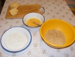 Rántott sajt - Készítsd oda a panírozás kellékeit!